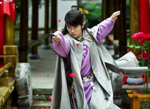 任嘉伦吃瓜照片